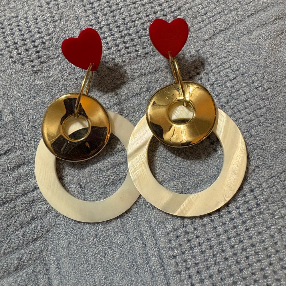 Adorable gold tone and white Heart fashion Earrings. For pierced ears.